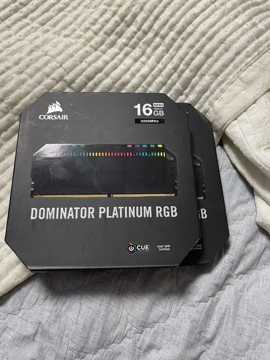 커세어 도미네이터 플래티넘 RGB DDR4 8기가 듀얼킷 2세트 판매합니